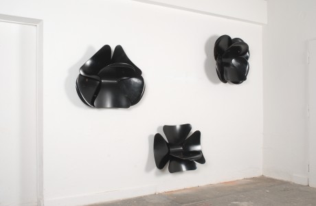 Ulrike Buck: "Blüten", Sitzschalen der Serie 7 von Arne Jacobsen, 2009