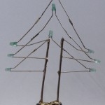 <p>Der artefakt-Tannenbaum "Minimal Christmas" von Caroline Marié. Foto: Henrike Polek.</p>